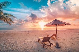 playa romántica. sillas en el horizonte de mar de playa de arena. concepto de vacaciones de vacaciones de pareja de verano para el turismo. paisaje tropical inspirador. paisaje tranquilo, playa relajante, diseño de paisaje tropical foto