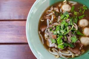 tazón de sopa picante de fideos con carne de cerdo tailandesa foto