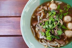 tazón de sopa picante de fideos con carne de cerdo tailandesa foto