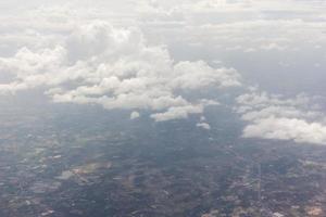 cielo azul con nubes en el avion foto