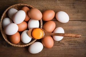 huevos de gallina y huevos de pato recolectados de productos agrícolas naturales en una canasta concepto de alimentación saludable yema de huevo rota fresca. foto
