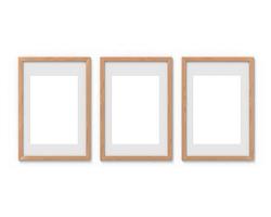 conjunto de 3 maquetas de marcos de madera verticales con un borde colgado en la pared. base vacía para imagen o texto. representación 3d foto