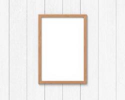 maqueta de marcos verticales de madera con un borde colgado en la pared. base vacía para imagen o texto. representación 3d