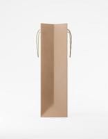bolsa de maqueta de embalaje ecológico papel kraft con asa lateral. plantilla marrón alta y estrecha sobre publicidad promocional de fondo blanco. representación 3d foto