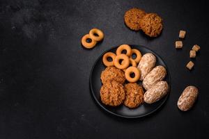 sabrosas galletas de avena frescas sobre un fondo de hormigón oscuro foto