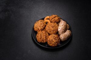 sabrosas galletas de avena frescas sobre un fondo de hormigón oscuro foto