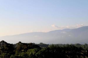 amanecer temprano en la mañana. vista desde la montaña. foto