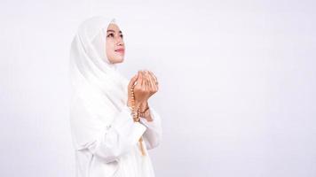 mujer musulmana asiática orar fondo blanco aislado foto