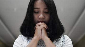 una mujer cristiana orando humildemente en la iglesia foto