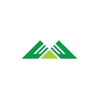 vector de logotipo geométrico de triángulo de rayas de montaña verde