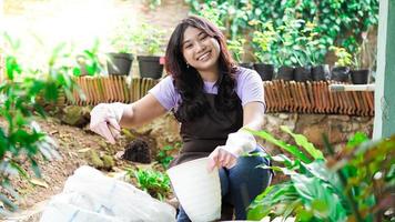 mujer asiática prepara un lugar para plantar con maceta