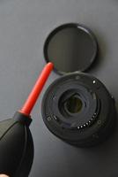 limpieza de lentes fotográficos con un cepillo y una pera foto