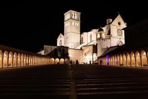 Basílica de Asís por la noche, región de Umbría, Italia. la ciudad es famosa por la basílica italiana más importante dedicada a st. francis - san francesco. foto