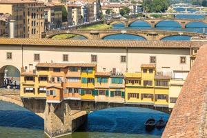 florencia, italia - alrededor de junio de 2021 - paisaje de la ciudad con puente viejo - ponte vecchio. foto