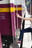 mujer entra en tren foto