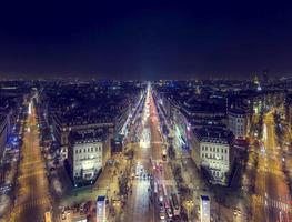 Secuencia de lapso de tiempo de 4k de París, Francia - la avenida de los Campos Elíseos en la noche