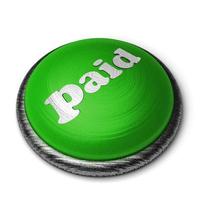 palabra pagada en el botón verde aislado en blanco foto