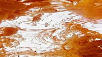 gotas de tinta de cor vívida abstrata se espalhando na textura da água.