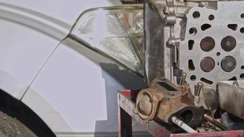 válvulas obsoletas no bloco do motor de um carro antigo. cabeça do cilindro. video