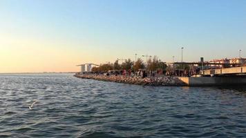 persone in riva al mare durante le vacanze del fine settimana in filmati invernali. video