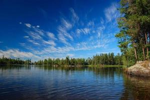 un lago desierto y cielos de verano foto