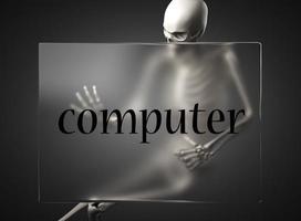 palabra de computadora en vidrio y esqueleto foto