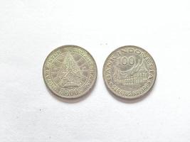 100 rupias. Dinero antiguo indonesio esparcido en los años 70. adecuado para contenido relacionado con finanzas e inversiones. foto