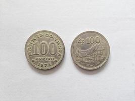 100 rupias. Dinero antiguo indonesio esparcido en los años 70. adecuado para contenido relacionado con finanzas e inversiones. foto