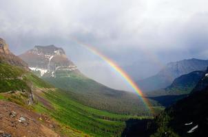 arco iris en las montañas foto