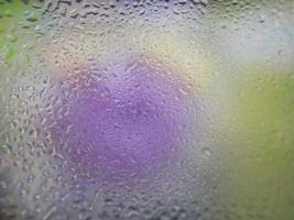 gotas de agua en la ventana con fondo borroso foto
