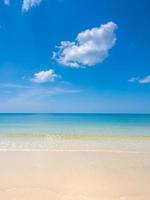 hermosa vista al mar, cielo azul, playa. foto