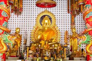 estatua dorada de buda en el templo chino foto