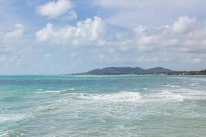 vista al mar en hin ta hin yai abuelo y abuela rock en la isla de koh samui, invisible y sorprendente tailandia. foto