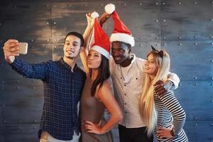 imagen que muestra un grupo de amigos multiétnicos celebrando el año nuevo foto