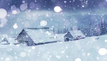 cabaña en las montañas en invierno. niebla misteriosa. en previsión de las vacaciones. montes de Cárpatos. ucrania, europa. Feliz año nuevo foto