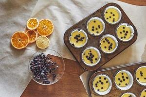 elaboración de muffins y moldeado en moldes foto