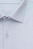 camisa de algodón, cuello y botón detallados, vista superior foto