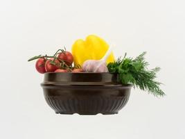 verduras en un cuenco de cerámica foto