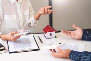 representante de ventas ofrece contrato de compra de casa para comprar una casa o apartamento o discutir sobre préstamos y tasas de interés.