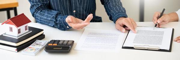 representante de ventas ofrece contrato de compra de casa para comprar una casa o apartamento o discutir sobre préstamos y tasas de interés.