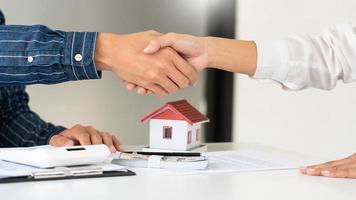 los desarrolladores de casas y el cliente se dan la mano después de aceptar el acuerdo, terminar de comprar o alquilar bienes raíces para transferir el derecho de propiedad. foto
