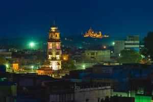 torre del reloj de ghanta ghar en jodhpur, rajasthan, india por la noche foto