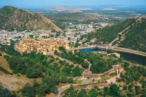 vista sobre el fuerte amer desde el fuerte jaigarh en jaipur, rajasthan, india foto