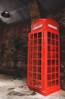 cabina de teléfono roja vintage en el área pública foto