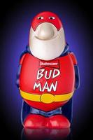 moscú, rusia-enero 30,2022. jarra de cerveza de la marca budweiser bud man en la forma de un hombre gordo divertido en un traje de superman foto