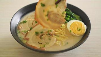 fideos ramen en sopa de hueso de cerdo con cerdo asado y huevo o fideos ramen tonkotsu - estilo de comida japonesa video