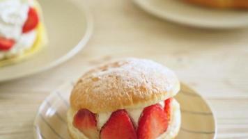 Moritozzo-Erdbeer-Frischkäse oder Donut-Burger-Erdbeere mit frischem Frischkäse video