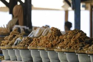camarones fritos en una calle de la ciudad en gunung kidul, indonesia. foto