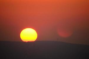 sol gigante y montaña foto