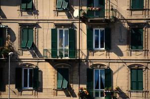 casa en savona con ventana verde foto